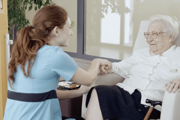 Actualités PDA : Grand mère en Ehpad avec sa petite fille